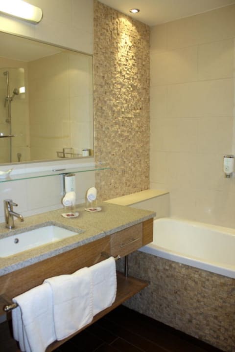 Badezimmer Tirol Hotel Alpin Spa Tuxerhof
