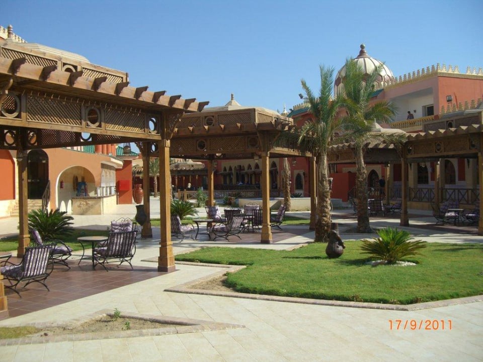 Hauptplatz mit Restaurants Pickalbatros Alf Leila Wa Leila Resort - Neverland Hurghada