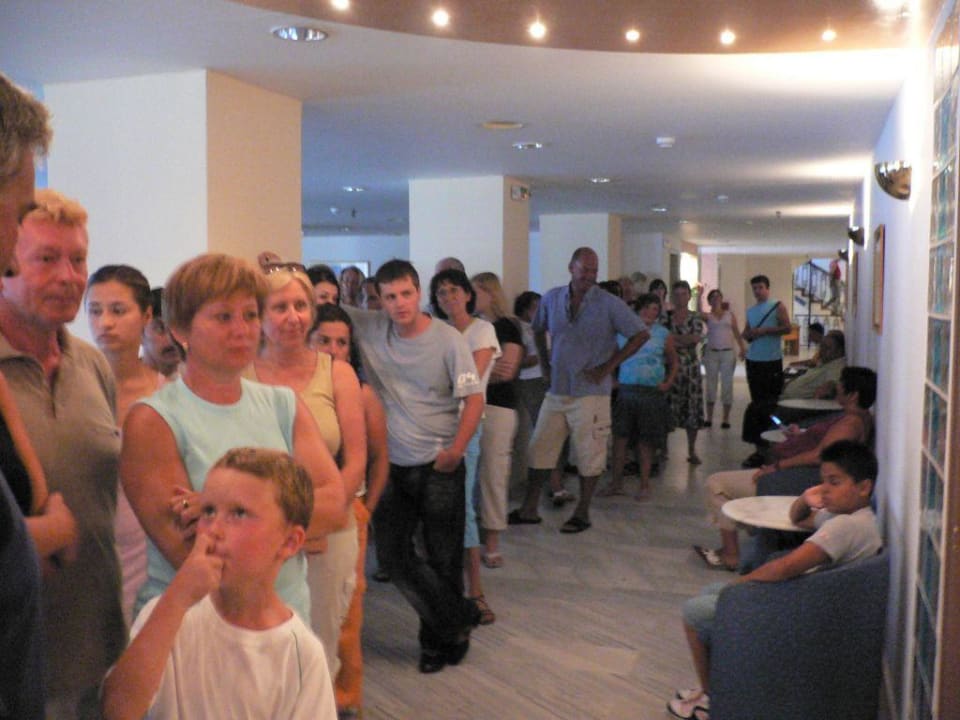 Warteschlange für den Tisch allsun Hotel Carolina Mare