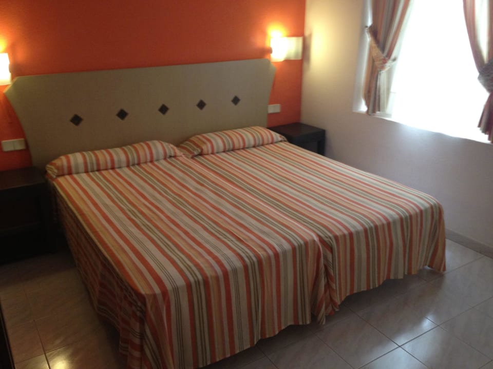 Bett in Zimmer Nr. 2 SBH Hotel Taro Beach