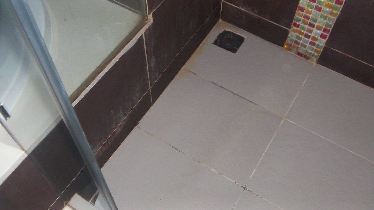 Ansichten einer Dusche Crystals Beach Resort Belle Mare, a member of Radisson Individuals