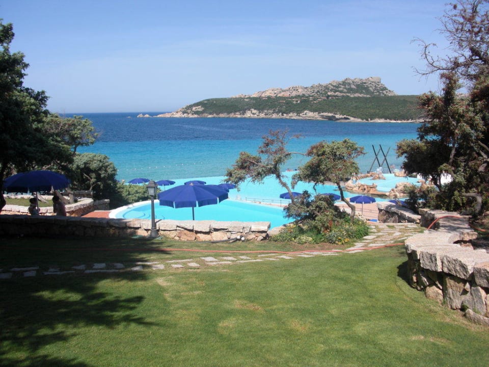 Blick vom Hotel zum Pool und Meer Colonna Grand Hotel Capo Testa