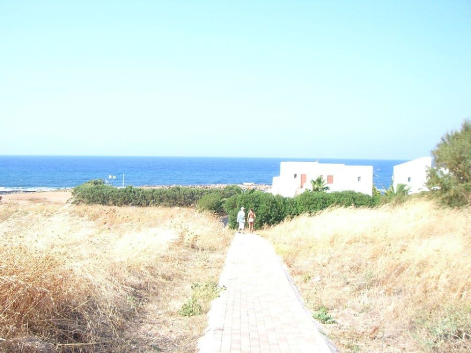 Weg zum Hotelstrand Grand Hotel Holiday Resort