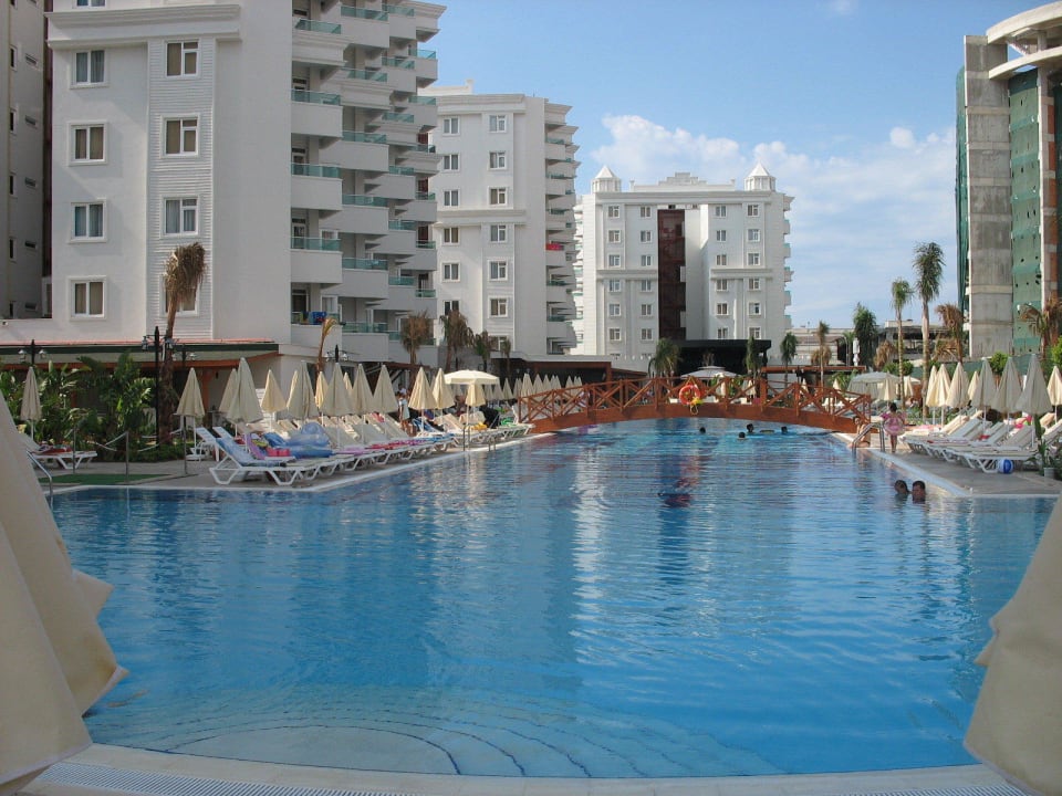 Rechts befindet sich eine Baustelle Wyndham Garden Lara