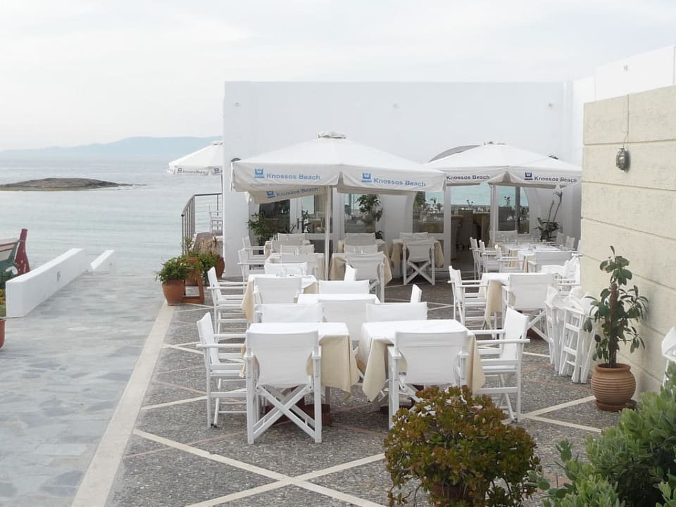 Taras restauracji Knossos Beach Bungalows Suites Resort & Spa