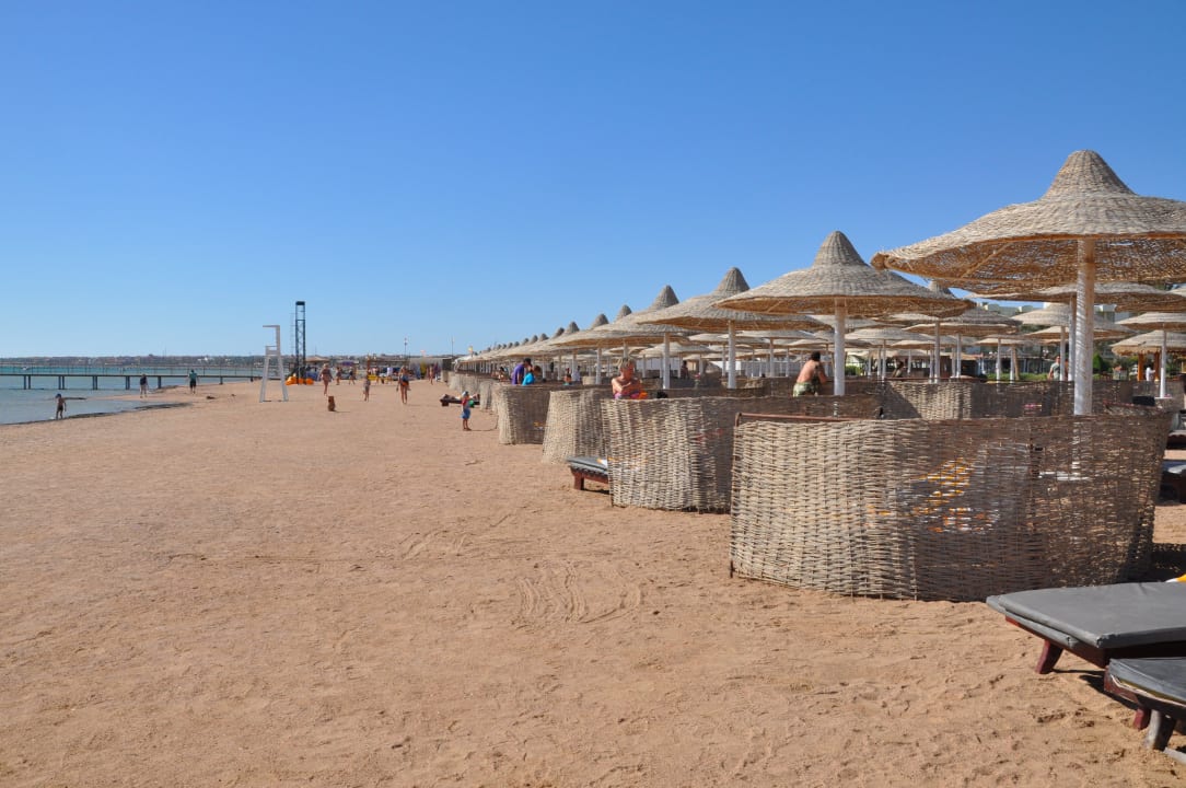 Parasole na plaży Regency Plaza Aqua Park & Spa