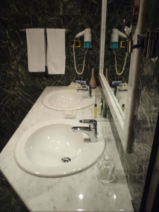 Badezimmer (Wanne & WC) RG NAXOS Hotel