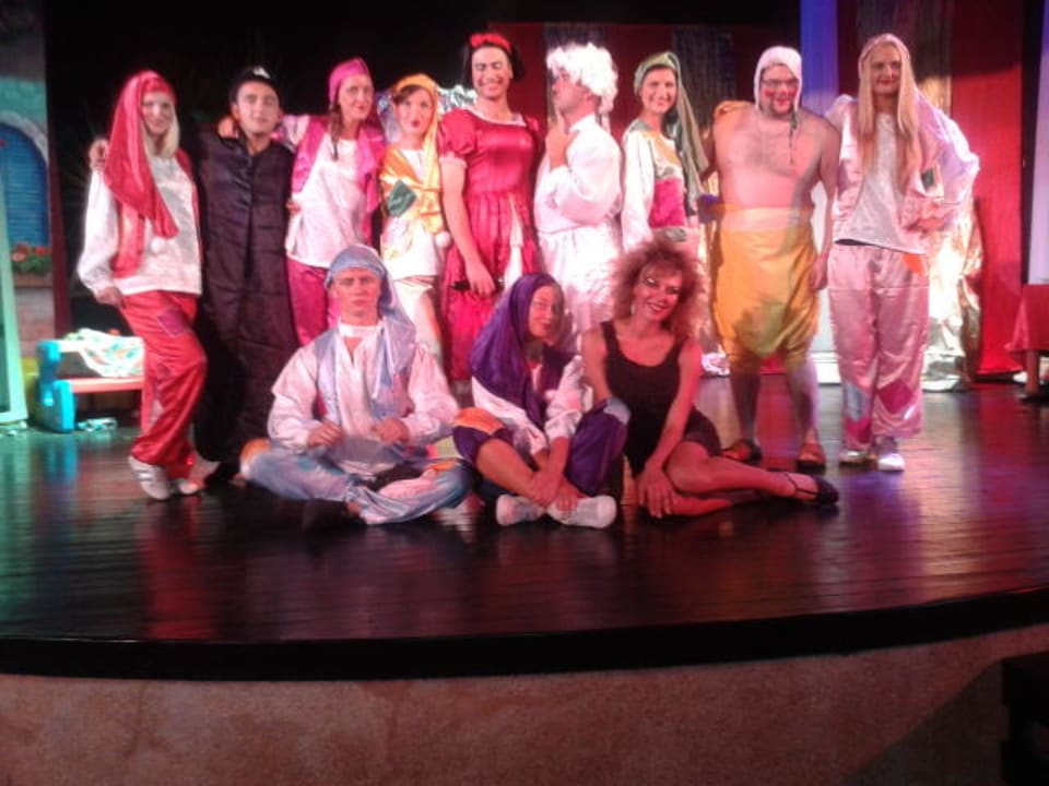 Die Animationstruppe um Mustafa Side Star Elegance