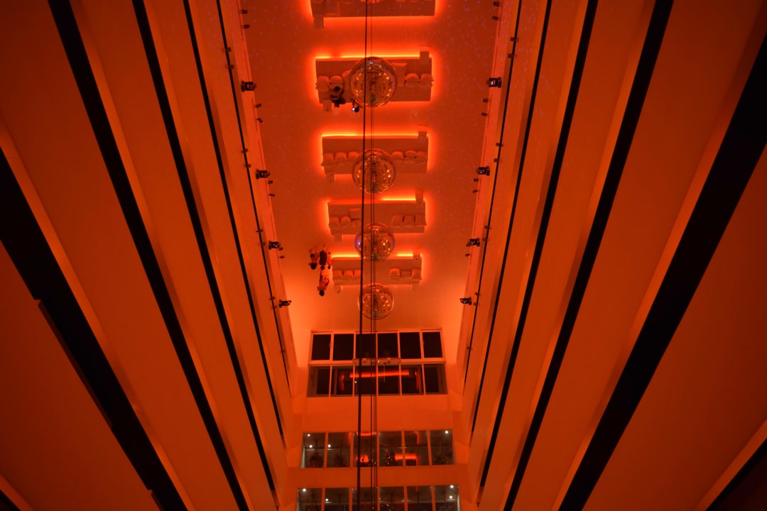 Lobby in der Nacht. Disco-Kugeln an der Decke Hotel SU & Aqualand