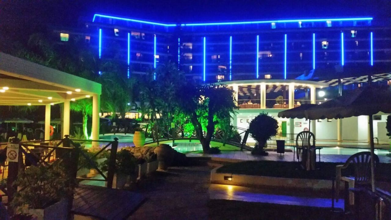 Bei Nacht  Hotel Calypso Beach