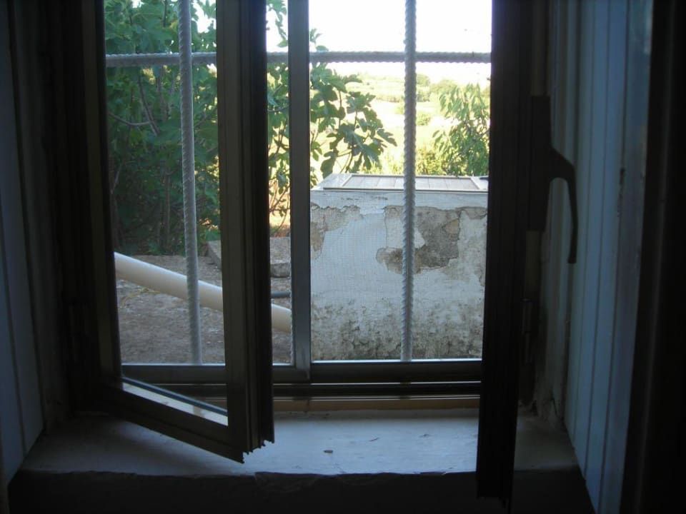 Pumpe vor dem Schlafzimmerfenster Trulli Holiday Albergo Diffuso