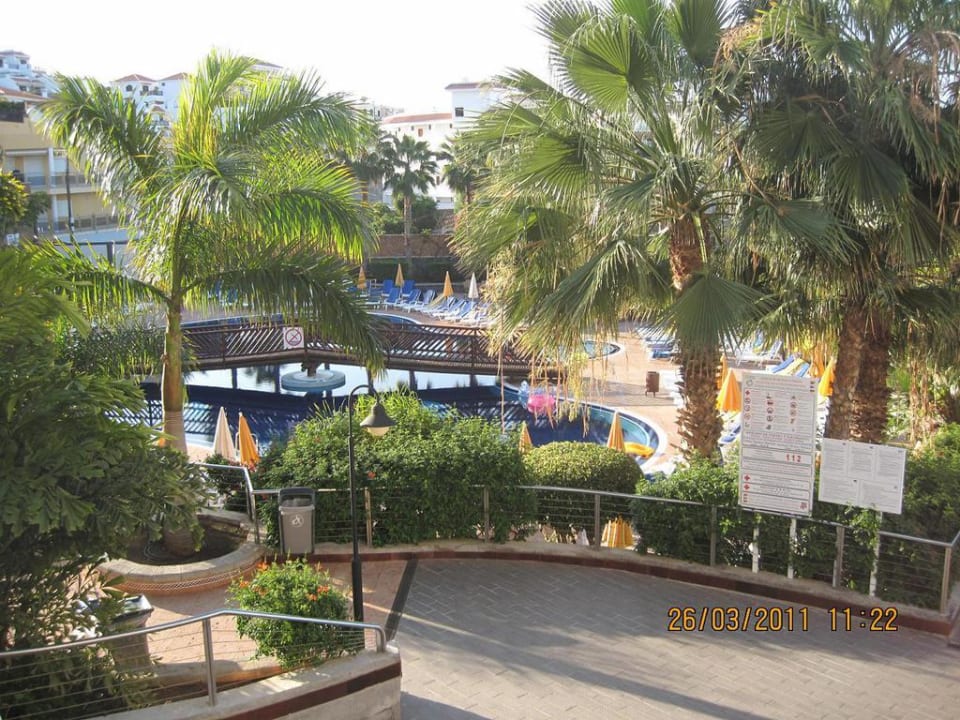 Zejście przez ogród na ulicę Landmar Playa La Arena