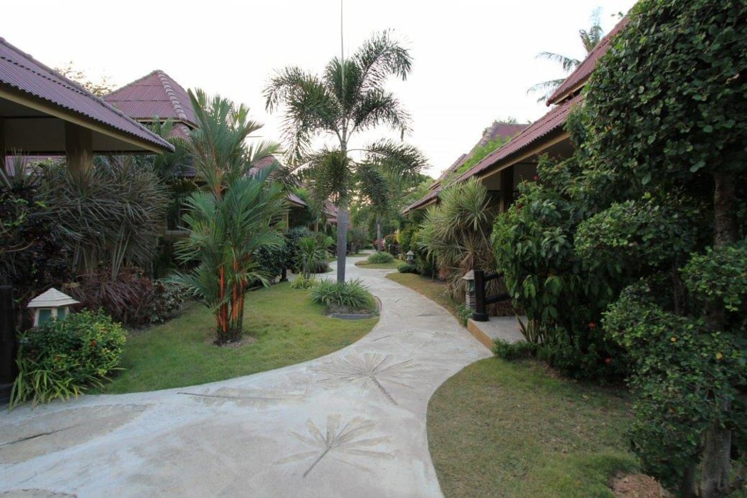 Weg vom Strand aus  Hotel Lanta Castaway Resort