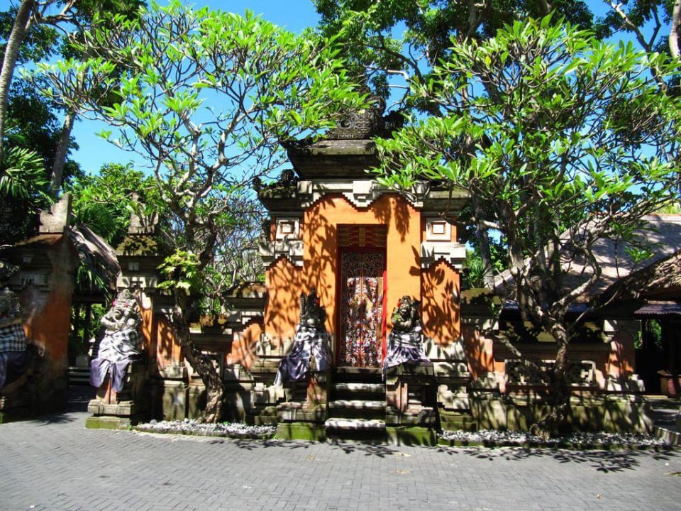 Eingang zum Hotel Puri Santrian