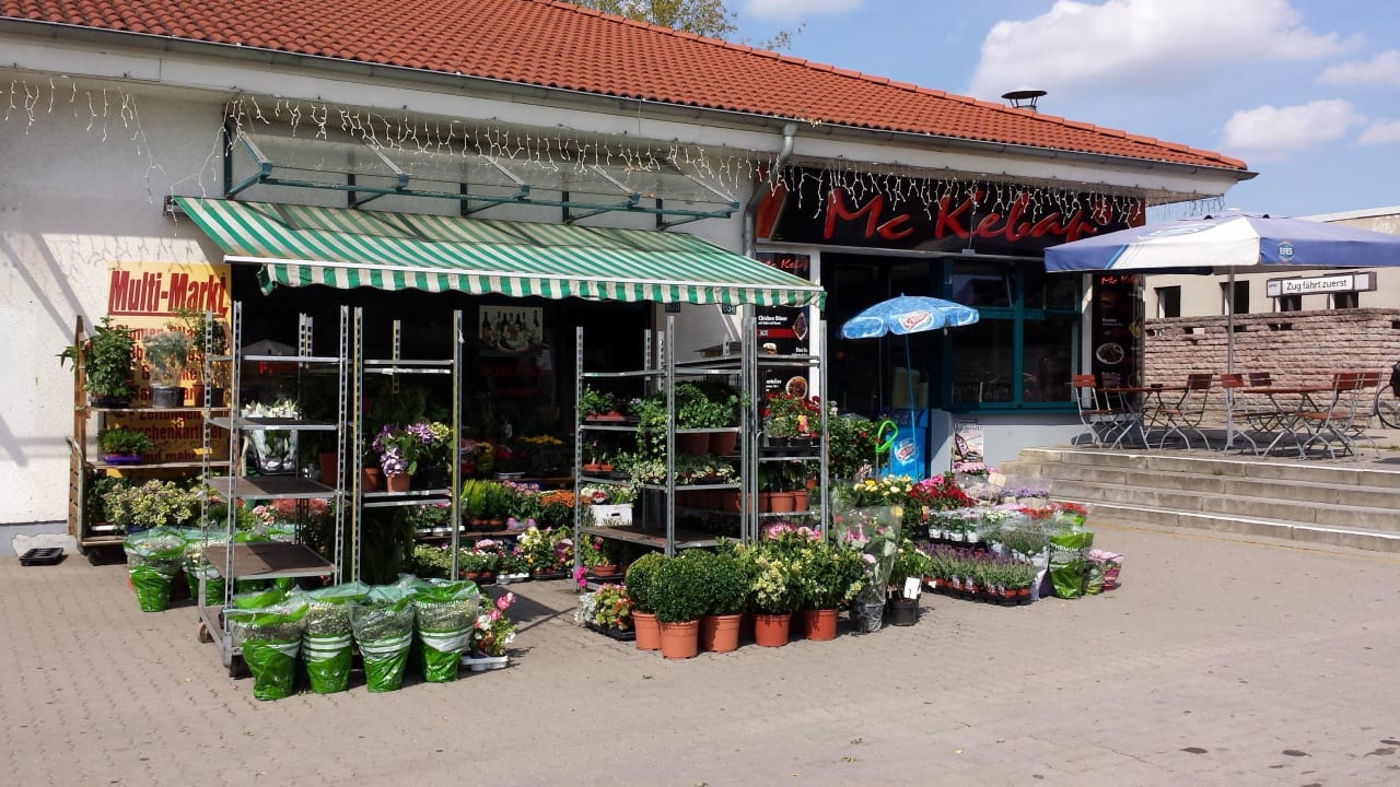 Blumenladen und Dönerbude gleich 60m nebenan Hotel Amadeus ROYAL Berlin