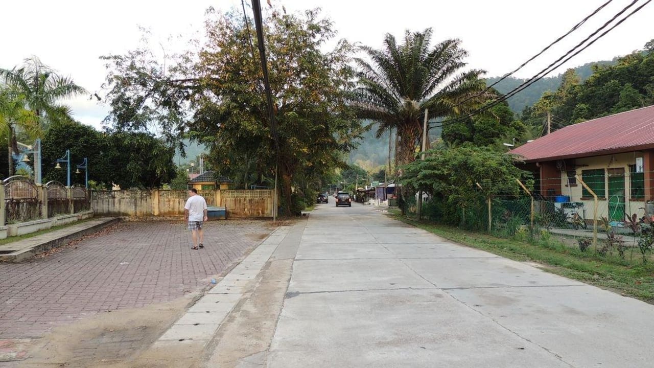 Hauptstraße im nahen Ort Berjaya Tioman Resort