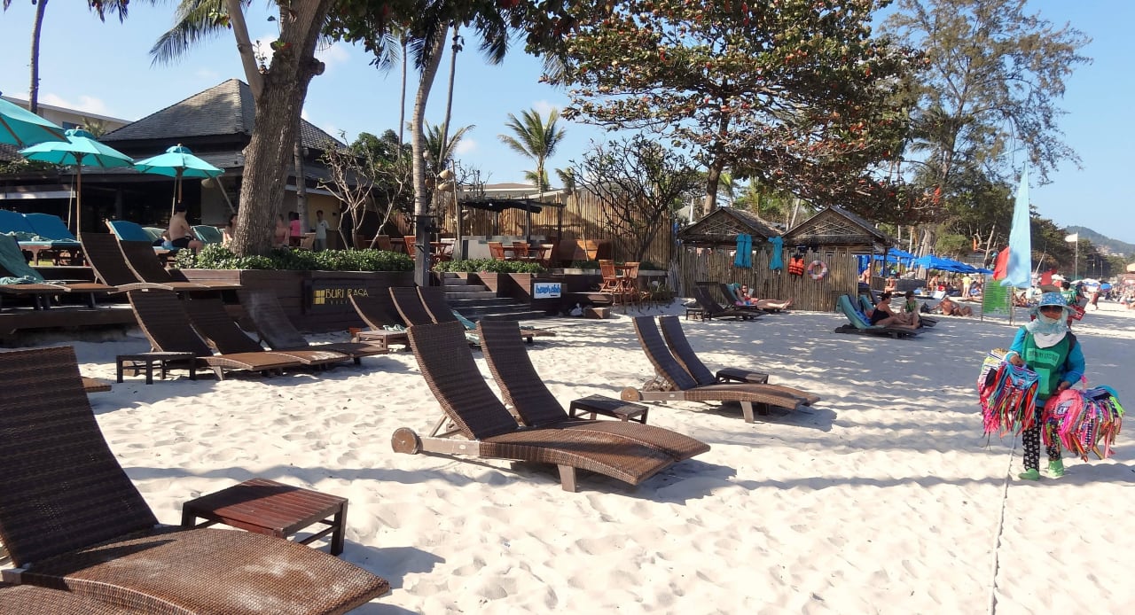 Bequeme Liegen direkt am Strand Buri Rasa Village Samui Adults Only Resort