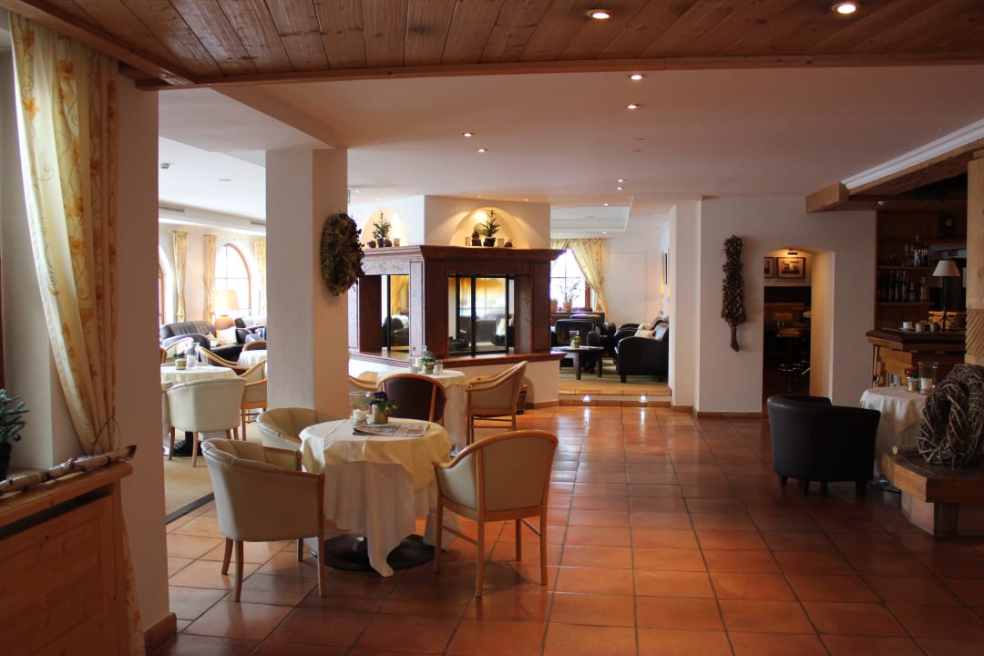 Gemütliche Lobby mit Kamin POST Family Resort