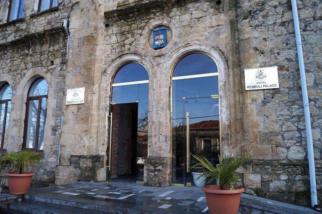 Eingang Hotel Rcheuli Palace