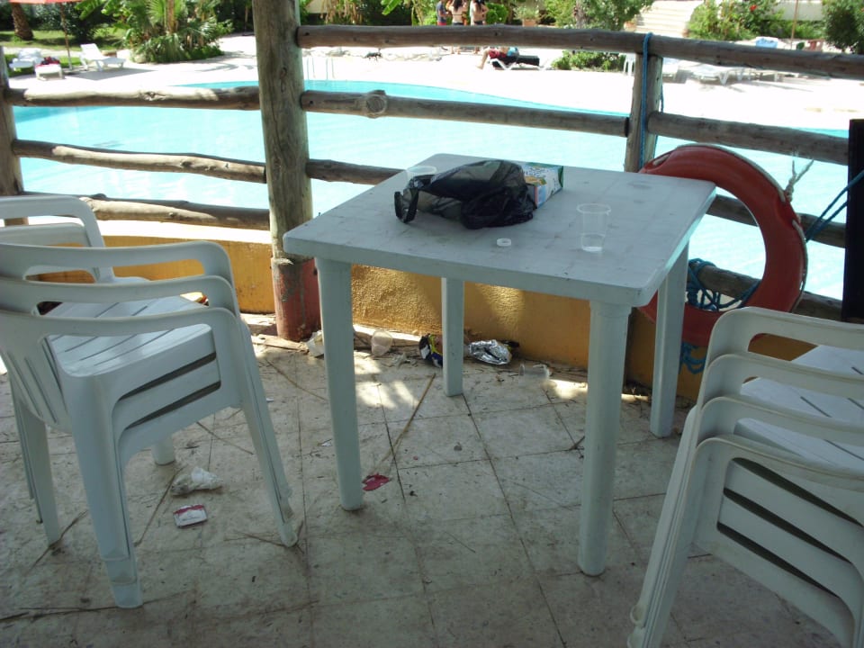 Auf dem Freisitz im Rundbau Hotel African Queen