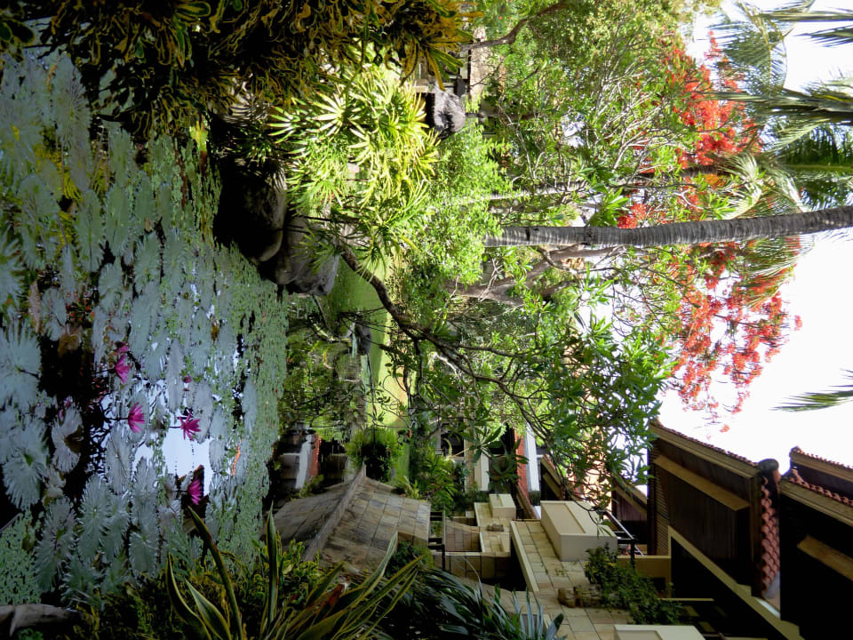 Garten mit Blick auf die Zimmer The Royal Beach Seminyak Bali - MGallery Collection