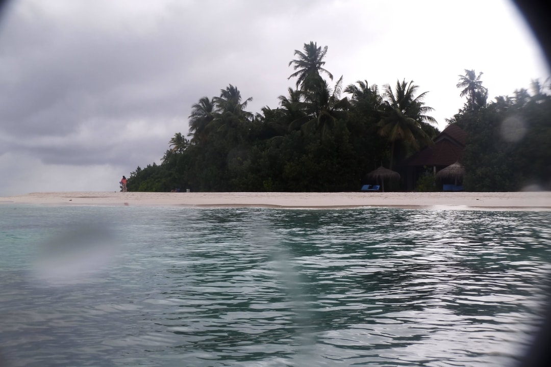 Blick vom Wasser zum Strand ROBINSON MALDIVES