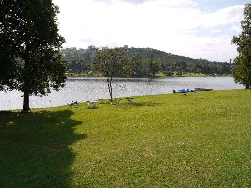  Blick auf den See vom Pool Pine Lake Inn