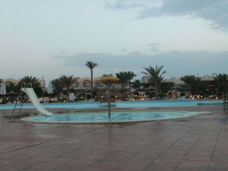 Pool abends Three Corners Sea Beach Resort