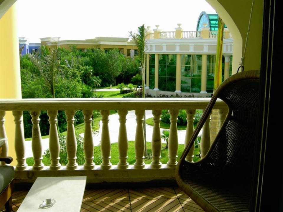Ausblick Balkon auf Indoor Pool/Spa Gebäude JOIA Paraiso by Iberostar