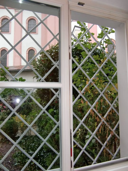 Blick auf Gehweg hinter dem Hotel Hotel König