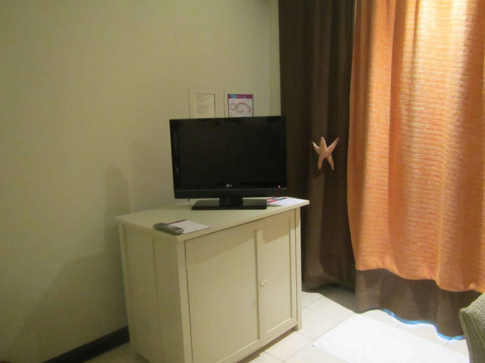 TV Ellaidhoo Maldives by Cinnamon