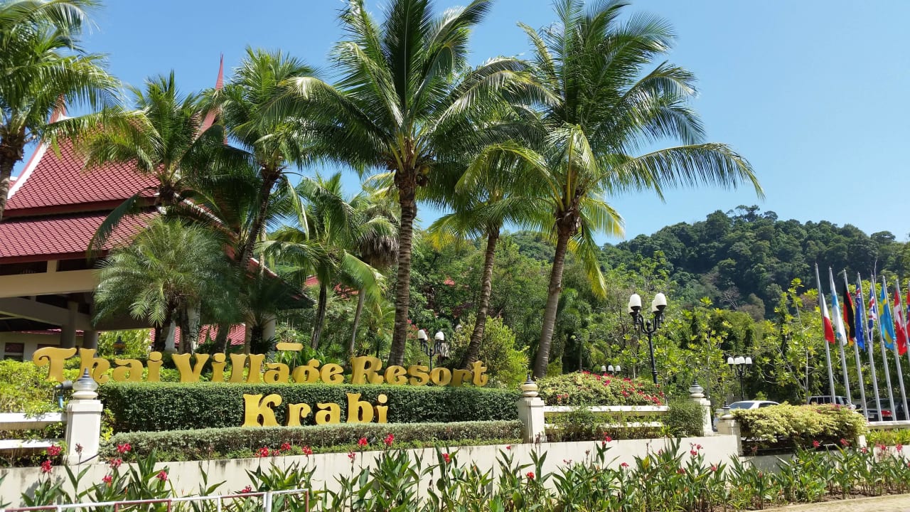 Straßenseite des Hotels Chada Thai Village Resort