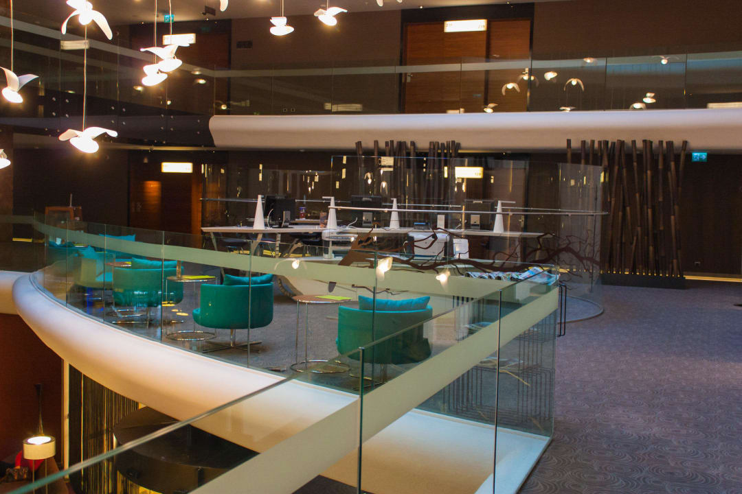 Холл второго этажа у лифтов DoubleTree by Hilton Istanbul - Old Town