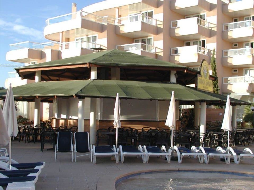 Poolbar noch geschlossen am frühen Morgen Hotel Tropic Garden