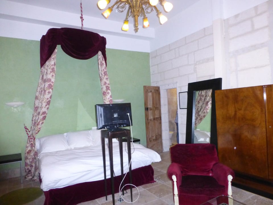 Es ist nett eingerichtet, nur eben schmuddelig Hotel St. Trophime