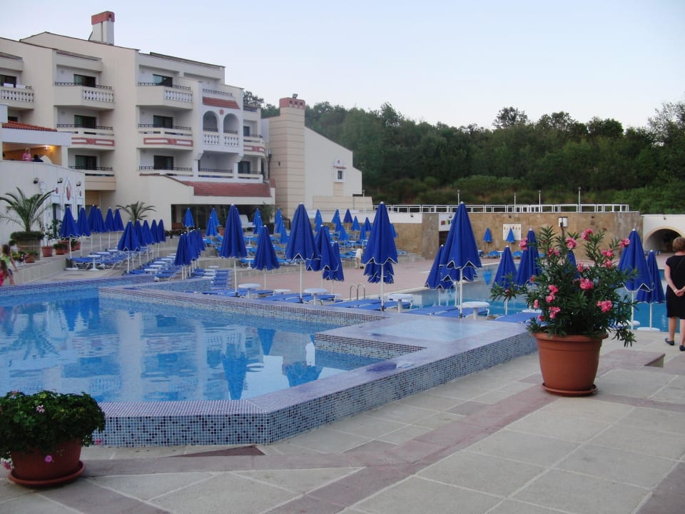 Sicht auf den Pool und das Haupthaus Duni Royal Pelican Resort