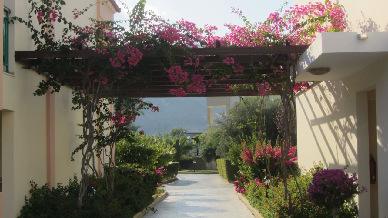 Gang zwischen den Bungalows Lindos Princess Beach Resort & Spa