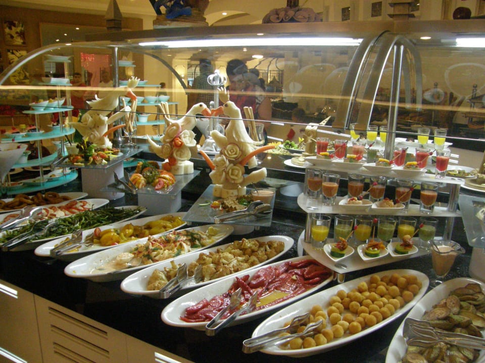 Plné pulty špecialít Hotel Delphin Imperial