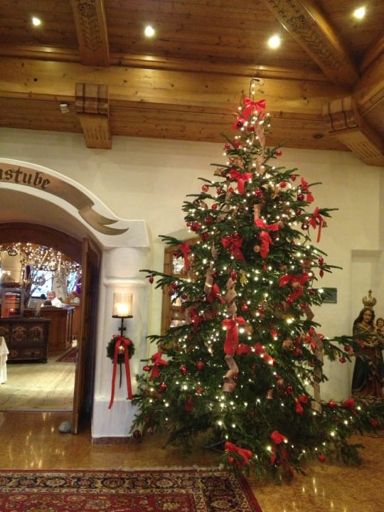 Weihnachtsbaum in der Lobby Hotel Krallerhof