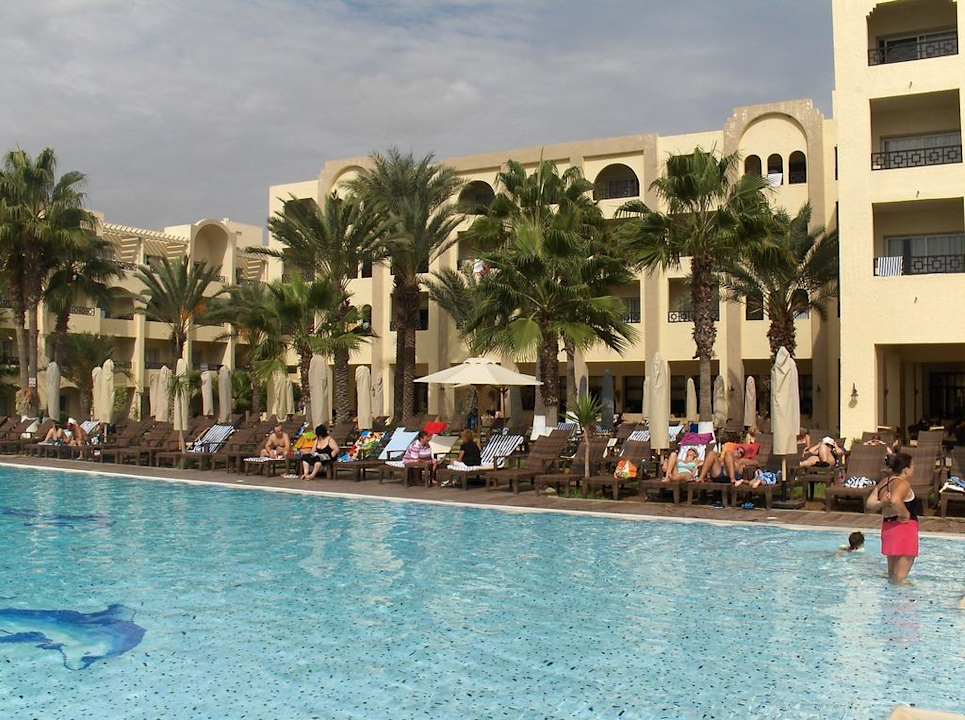 Pool mit Blick zum Haupthaus Hotel Paradis Palace