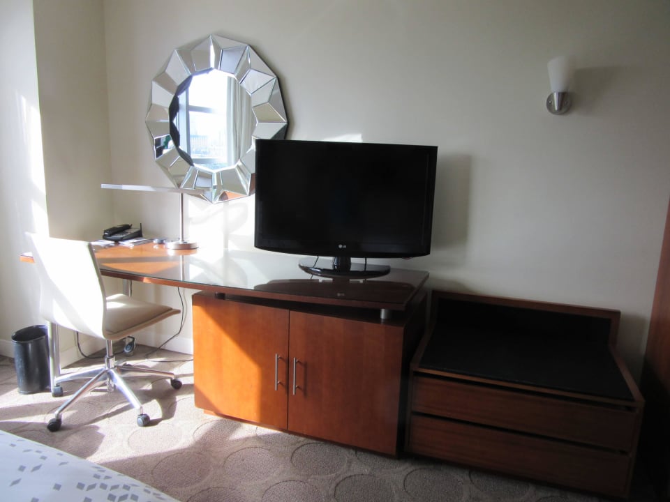 TV Hotel Renaissance by Marriott Las Vegas