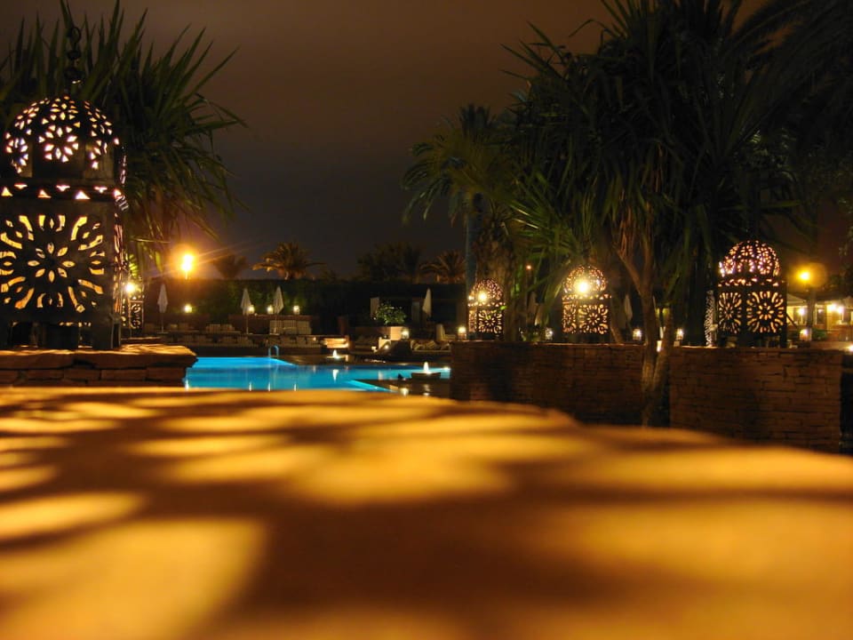 Gartenanlage inkl. Pool bei Nacht Hotel Sofitel Marrakesch Lounge & Spa
