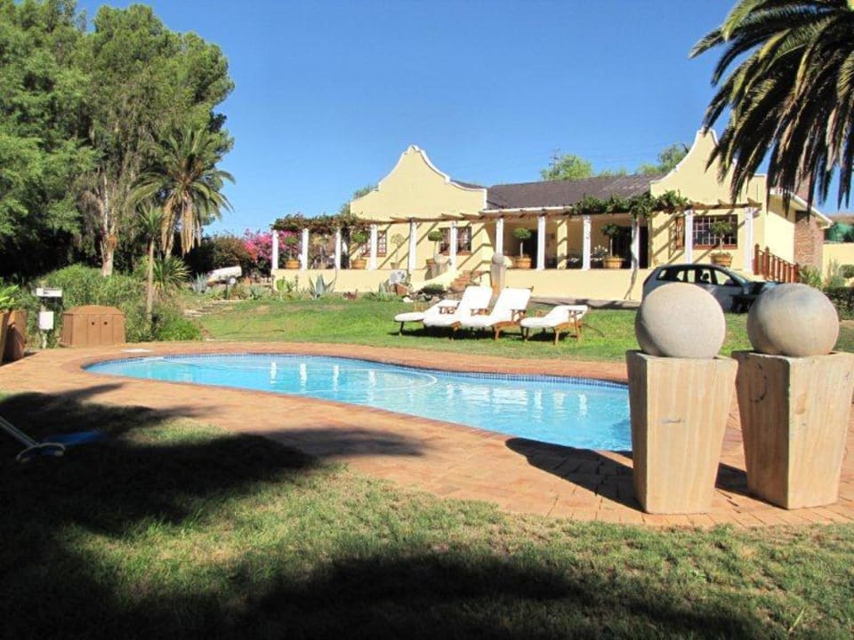 Blick aufs Guesthouse mit Pool Thylitshia Villa Country Guesthouse