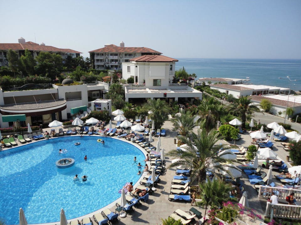 Widok na basen z pokoju Alba Queen Hotel