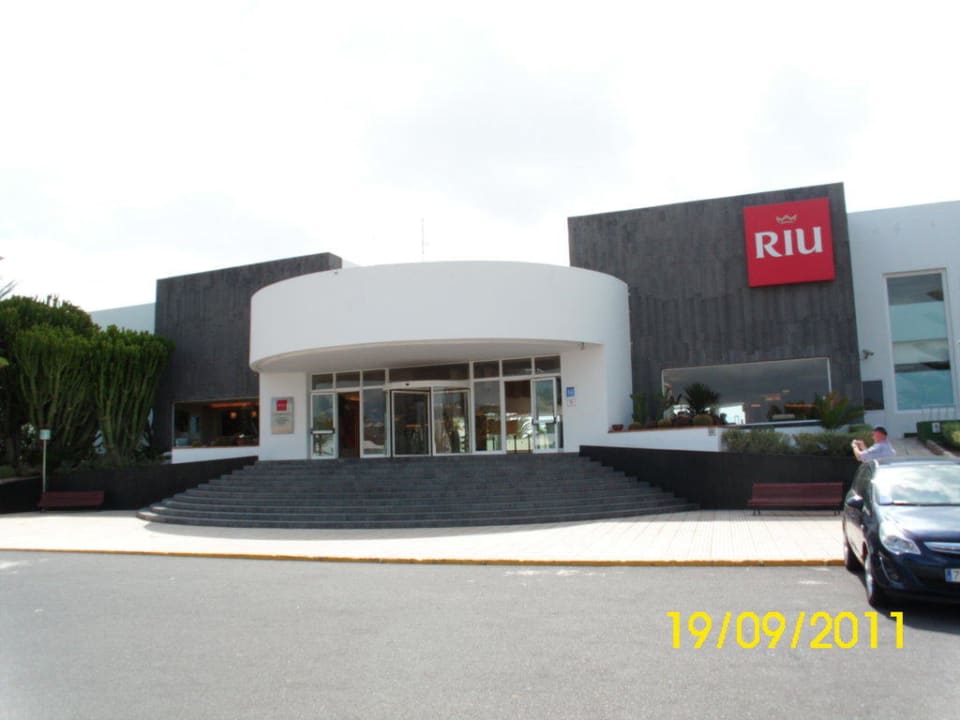 Das Hotel vorm Haupteingang Hotel Riu Paraiso Lanzarote