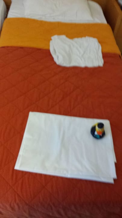 Das Betttuch liegt da, bitte selbst beziehen Oceanis Park Hotel