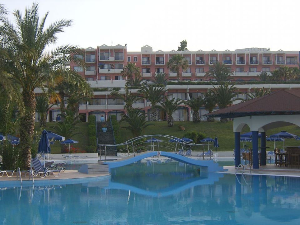 Blick vom Pool auf das Haupthaus der Hotelanlage Kresten Palace Hotel