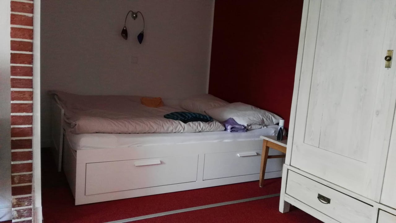 Das hübsche Zimmer zwischen zwei Garagen. Hotel-Pension Achtern Diek