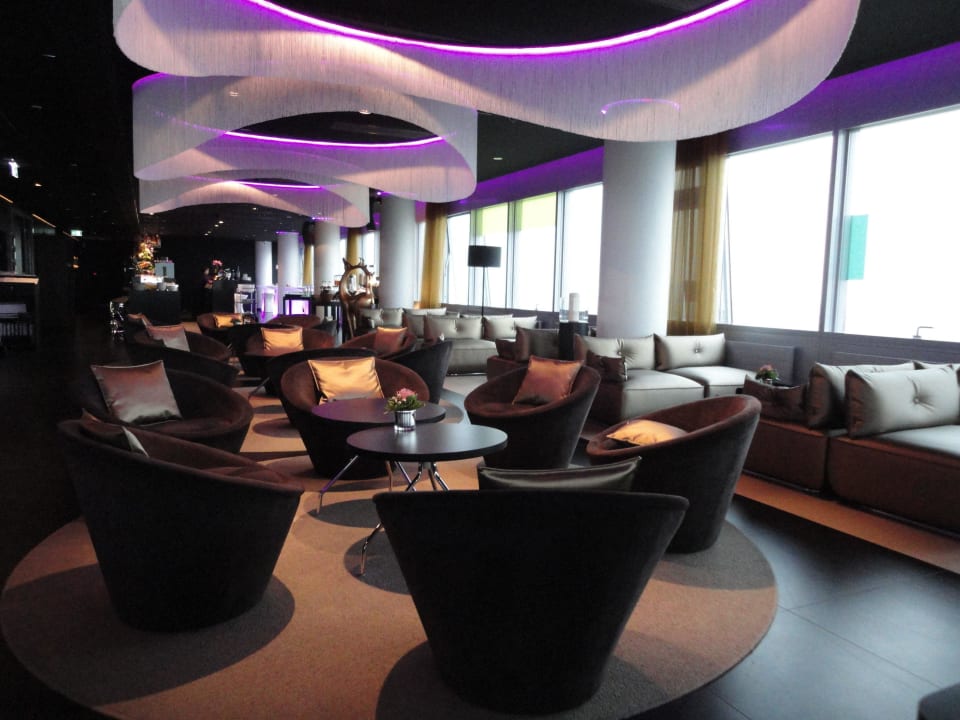 Restaurant  und Bar in der 16-ten Etage INNSiDE by Meliá Düsseldorf Hafen