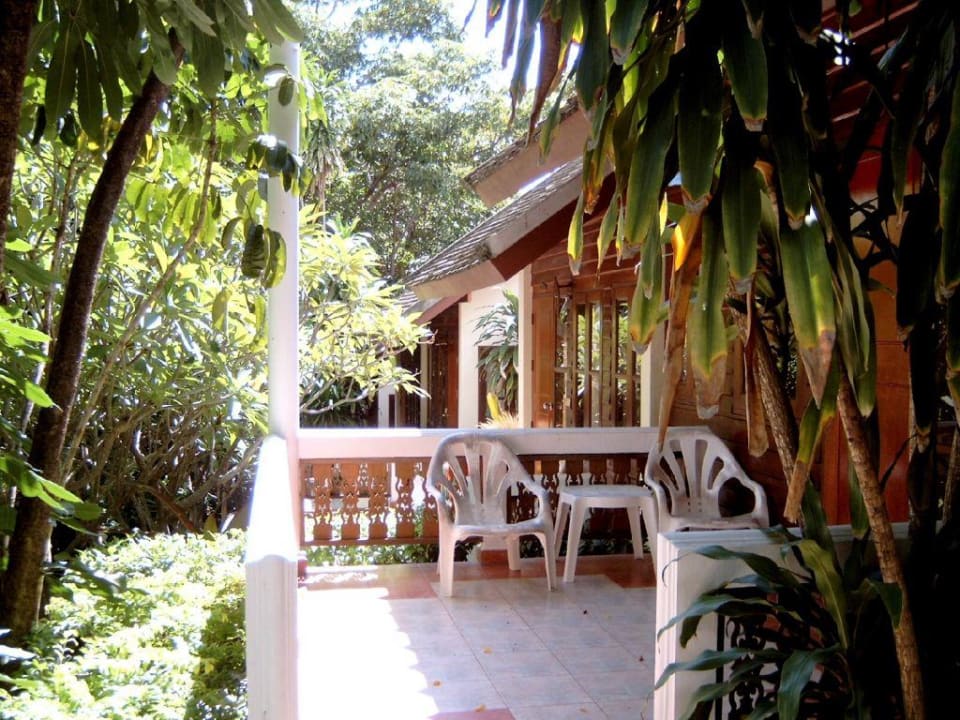 Terrasse eines Bergbungalows The Fair House Beach Resort